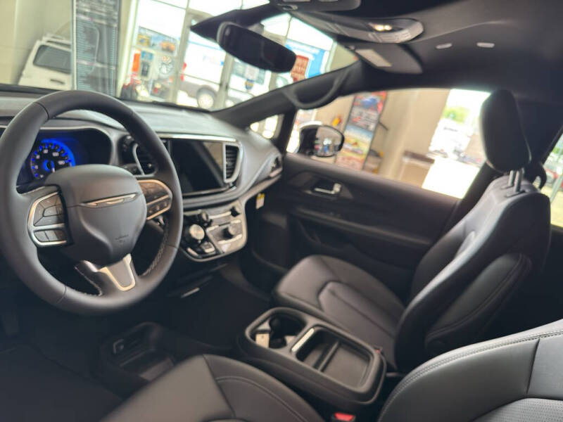 2027 Chrysler Pacifica Select