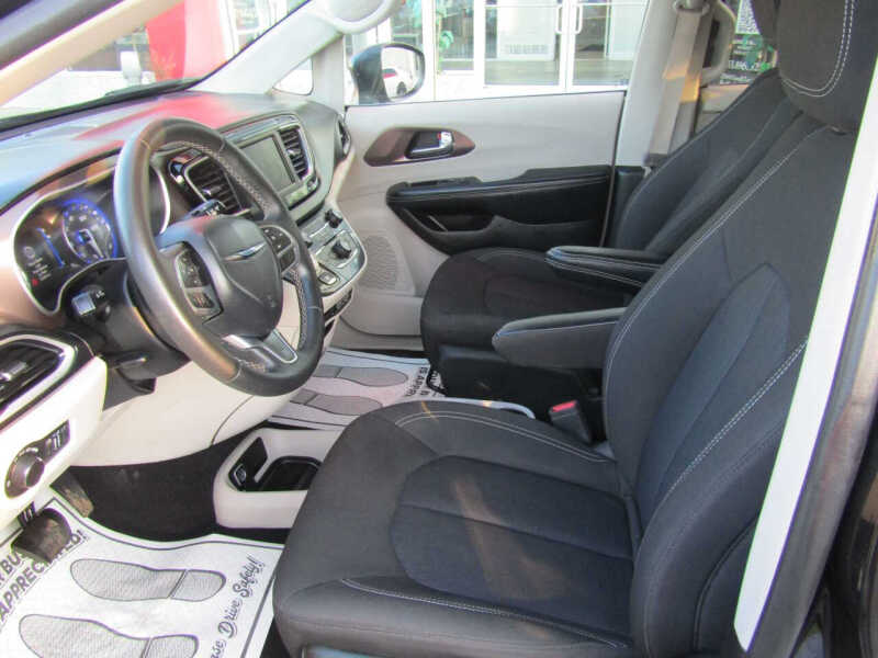 2022 Chrysler Voyager LX