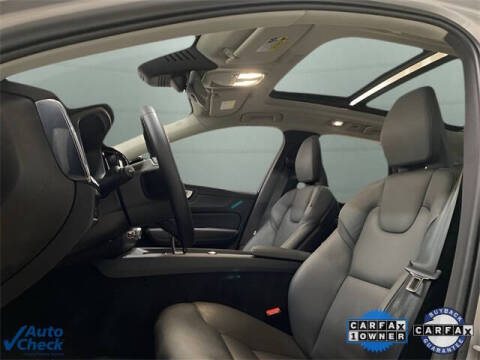 2025 Volvo XC60 B5 Plus Dark Theme