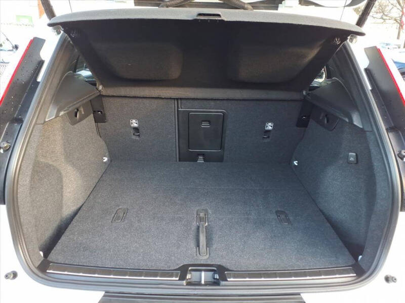 2025 Volvo XC40 B5 Plus Bright Theme