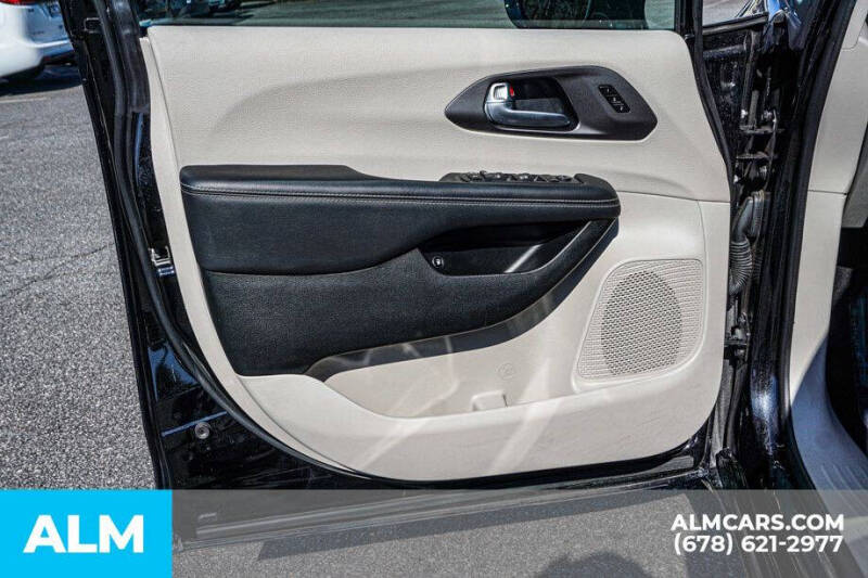 2024 Chrysler Pacifica Plug-In Hybrid Select