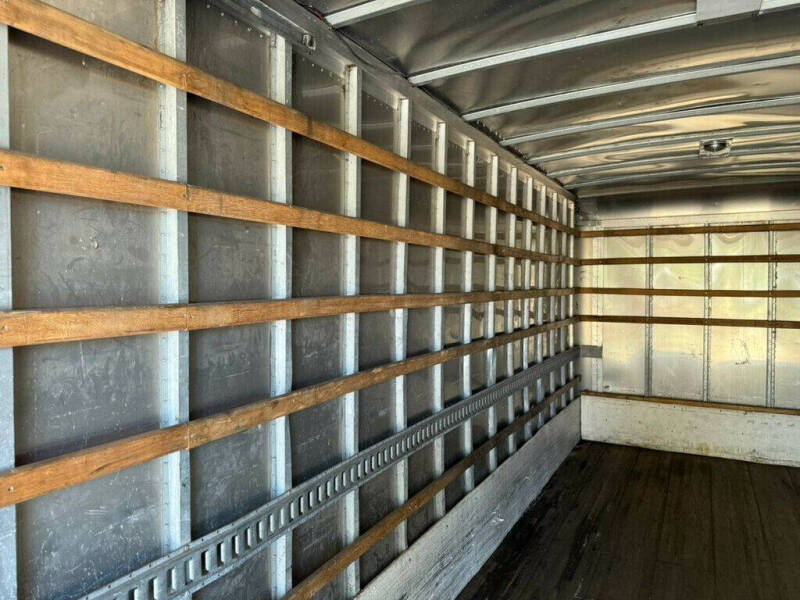 2013 Hino 268 25 FOOT BOX WITH LIFTGATE