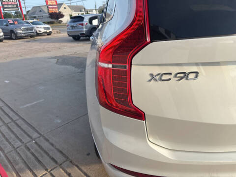 2016 Volvo XC90 T6 Momentum