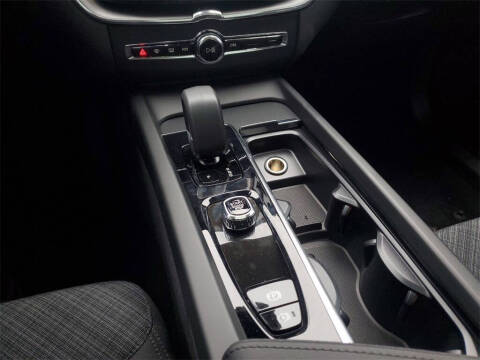 2025 Volvo XC60 B5 Core Dark Theme