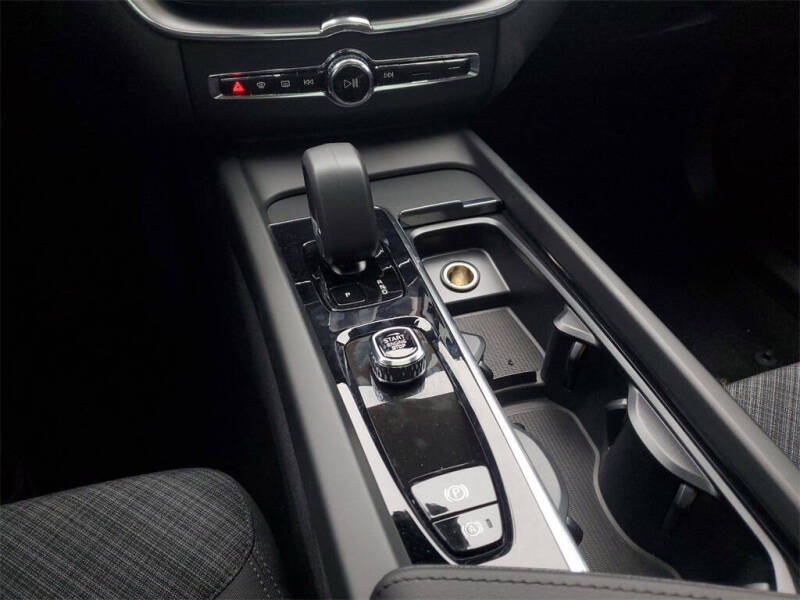 2025 Volvo XC60 B5 Core Dark Theme