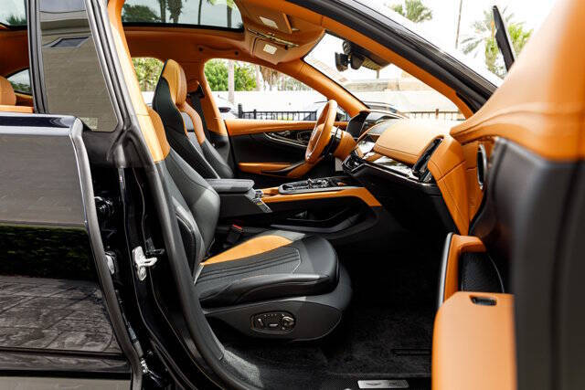2025 Aston Martin DBX 707