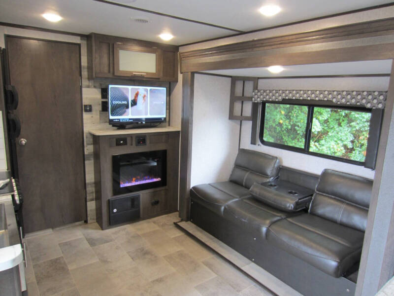 2021 Coleman Light Series 1805RB