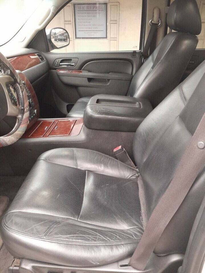 2011 Chevrolet Suburban SUV - $7,950