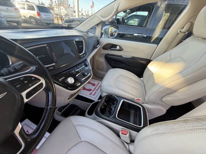 2017 Chrysler Pacifica Touring-L Plus