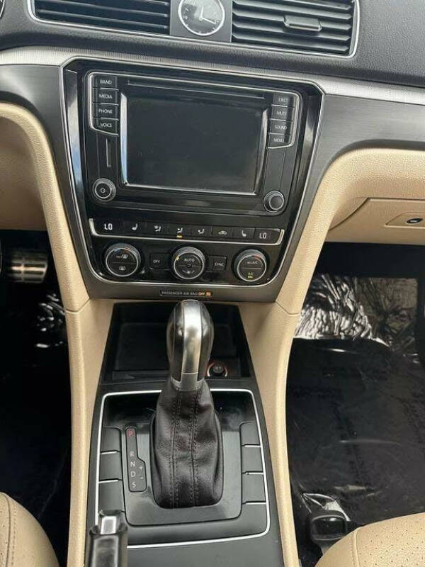 2017 Volkswagen Passat 1.8T R-Line