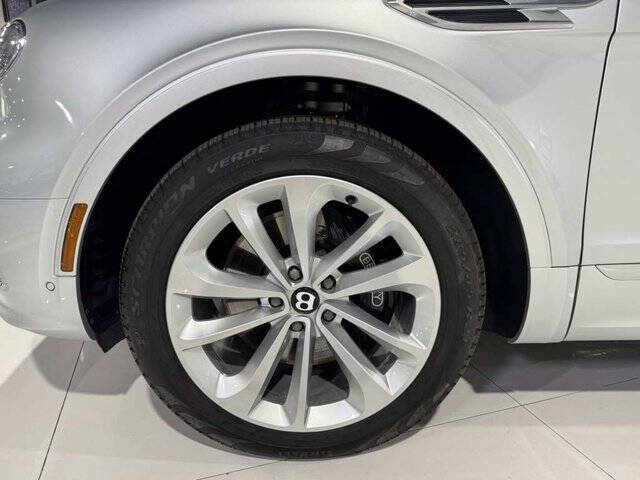 2023 Bentley Bentayga EWB V8