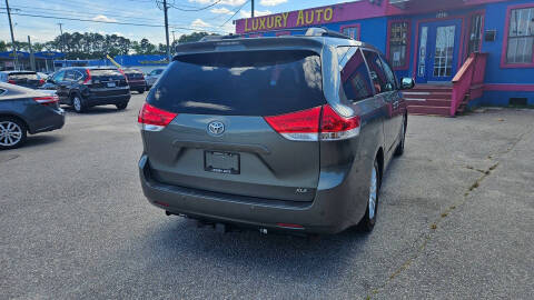 2014 Toyota Sienna XLE 7-Passenger Auto Access Seat