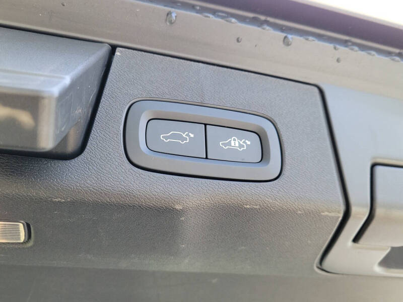 2023 Volvo XC60 B5 Plus Dark Theme