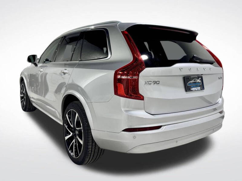2022 Volvo XC90 T6 Momentum 6-Passenger