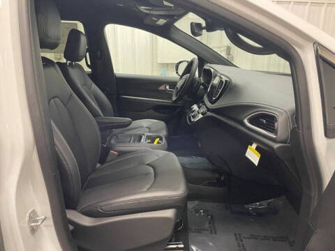 2027 Chrysler Pacifica Select