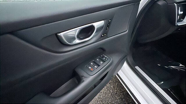 2024 Volvo S60 B5 Core Dark Theme