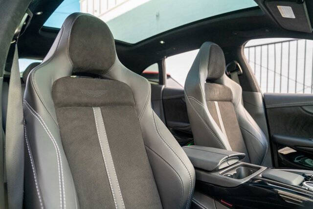 2022 Aston Martin DBX 33
