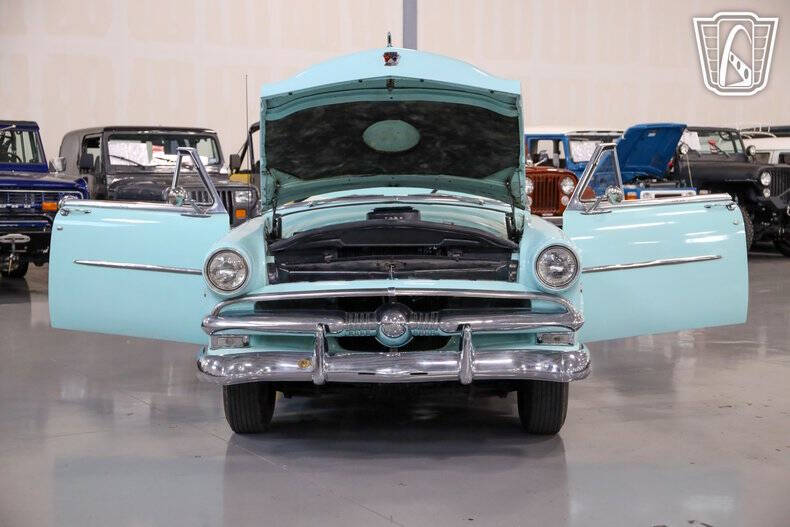 1953 Ford Crestline