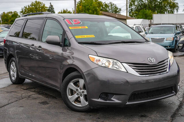 2015 Toyota Sienna LE's photo