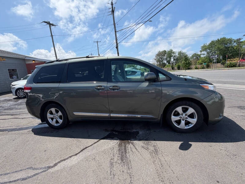 2013 Toyota Sienna LE 8-Passenger