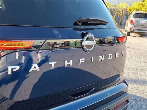 2025 Nissan Pathfinder SV