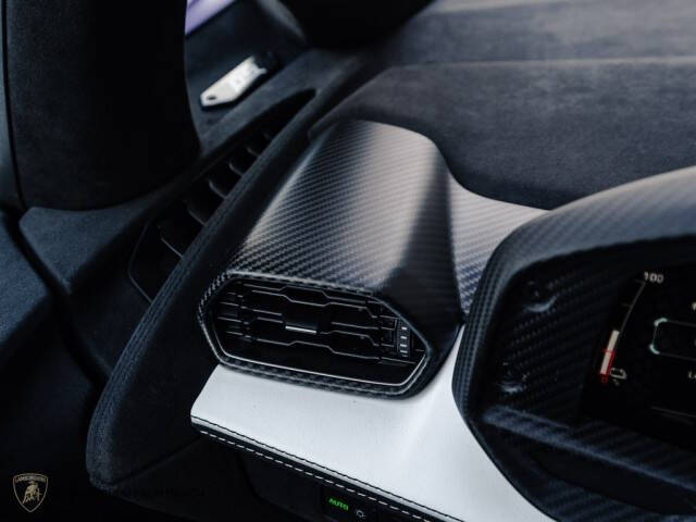 2024 Lamborghini Revuelto