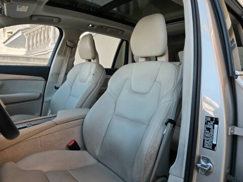 2016 Volvo XC90 T8 eAWD Momentum