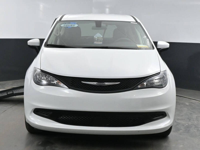 2022 Chrysler Voyager LX