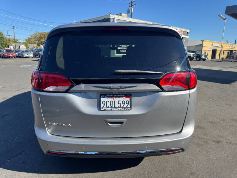 2017 Chrysler Pacifica Touring-L