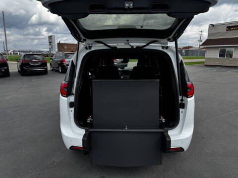 2025 Chrysler Pacifica Select