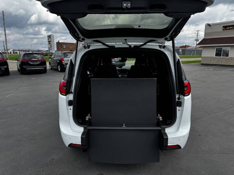 2025 Chrysler Pacifica Select
