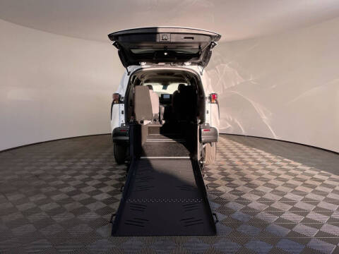 2025 Toyota Sienna LE 8-Passenger