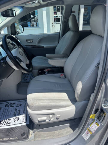 2013 Toyota Sienna XLE Mobility 7-Passenger