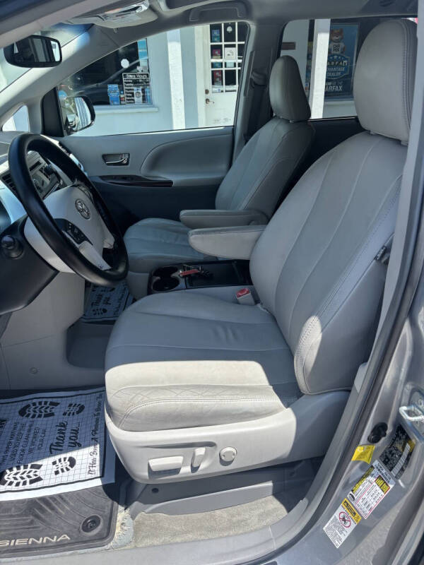 2013 Toyota Sienna XLE Mobility 7-Passenger
