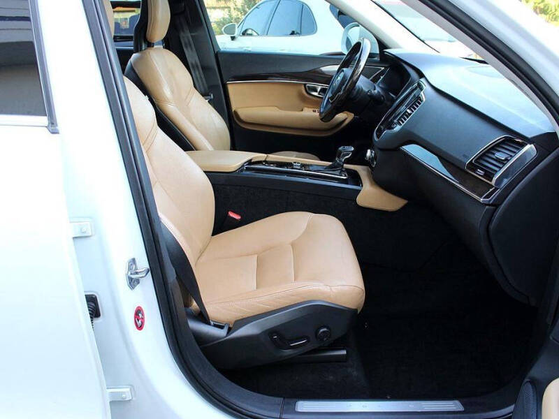 2016 Volvo XC90 T6 Momentum