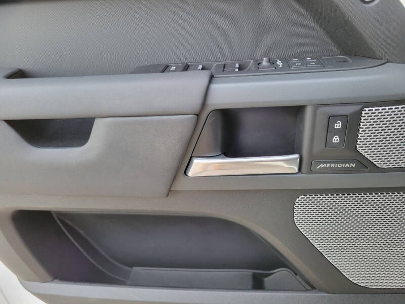 2024 Land Rover Defender 130 P400 X-Dynamic SE