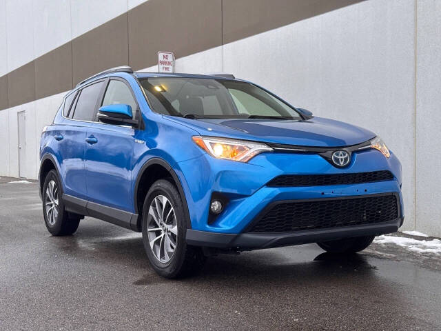 2017 Toyota RAV4 XLE's photo