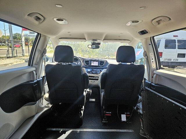 2023 Chrysler Voyager LX
