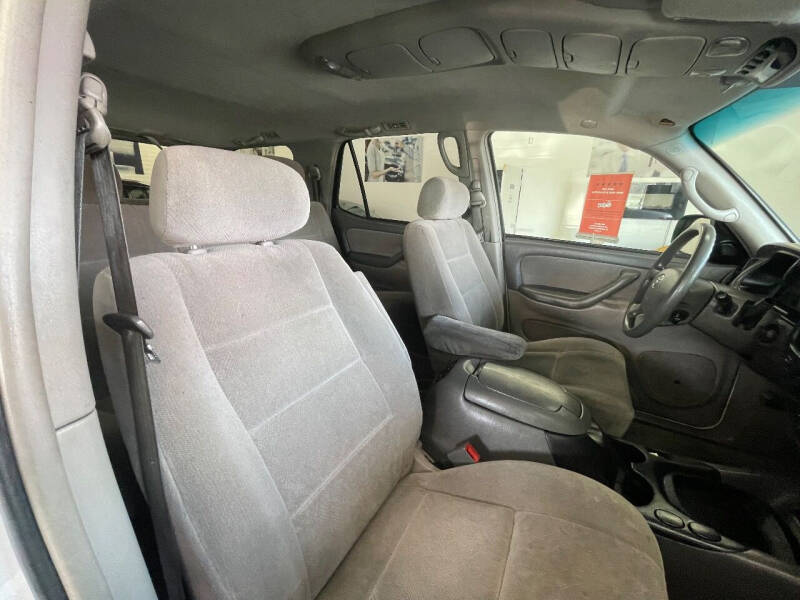 2004 Toyota Sequoia SR5