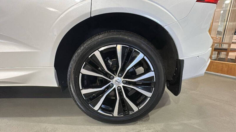 2023 Volvo XC60 B5 Plus Dark Theme