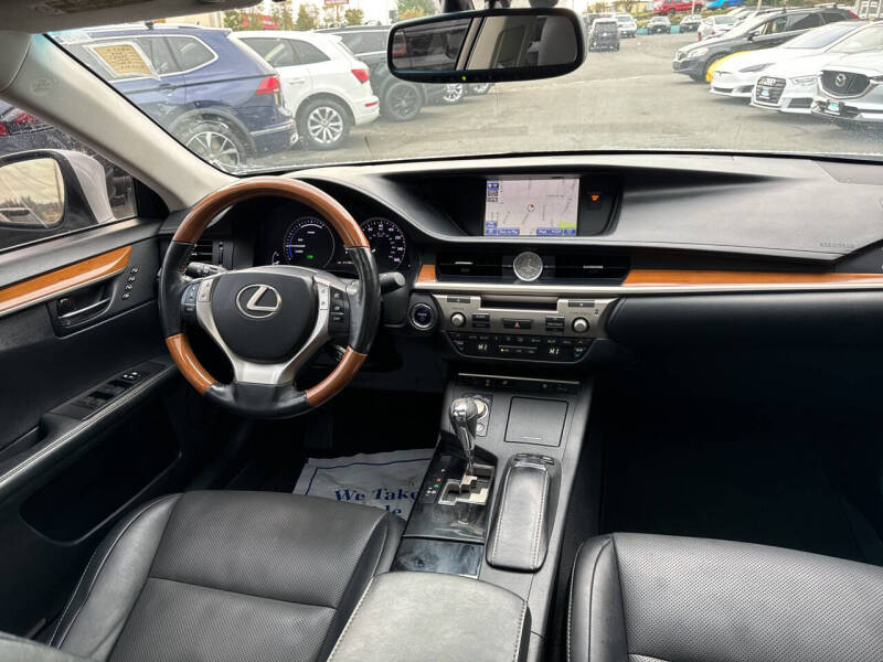 2014 Lexus ES 300h photo 22