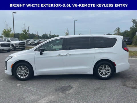 2027 Chrysler Pacifica Select