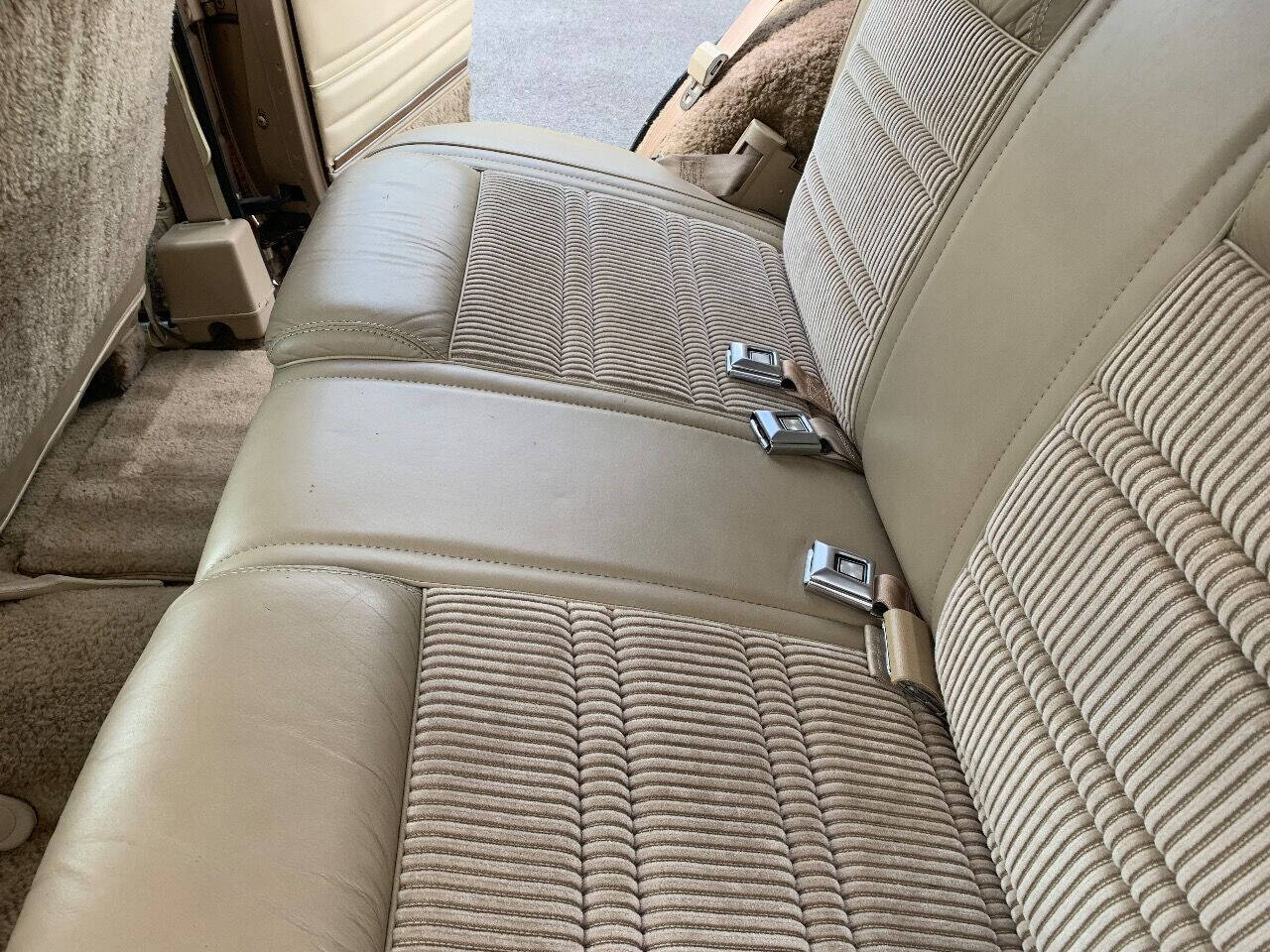 1989 Jeep Grand Wagoneer 13