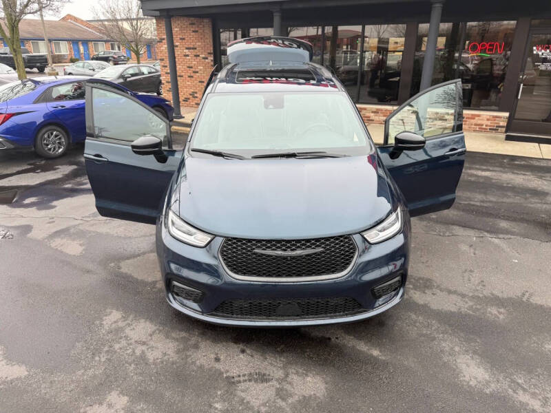 2024 Chrysler Pacifica Plug-In Hybrid Premium S Appearance