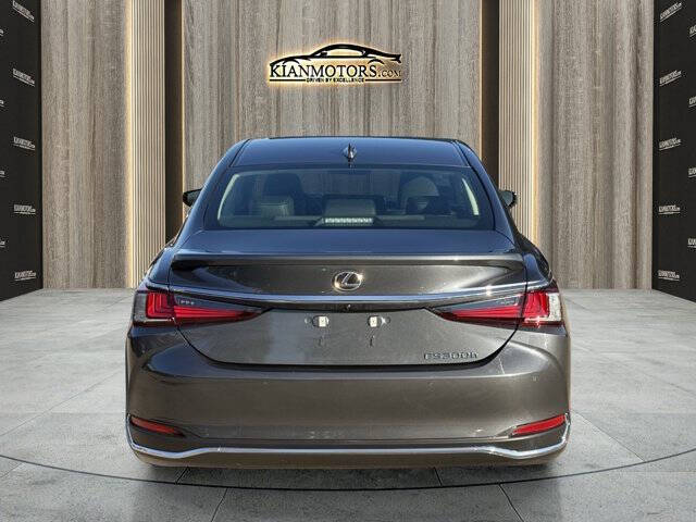 2025 Lexus ES 300h F SPORT Design