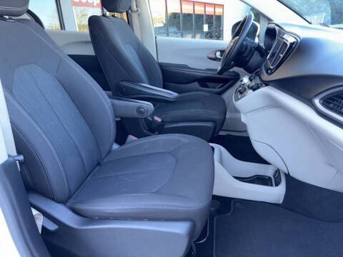 2021 Chrysler Voyager LX