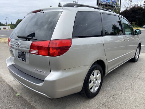 2004 Toyota Sienna LE 8 Passenger