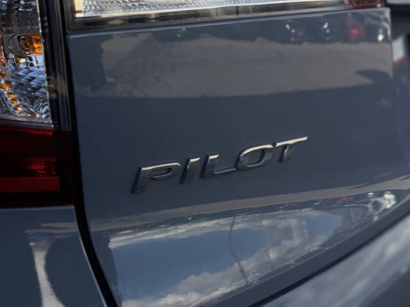 2022 Honda Pilot Touring w/Rear Captain's Chairs