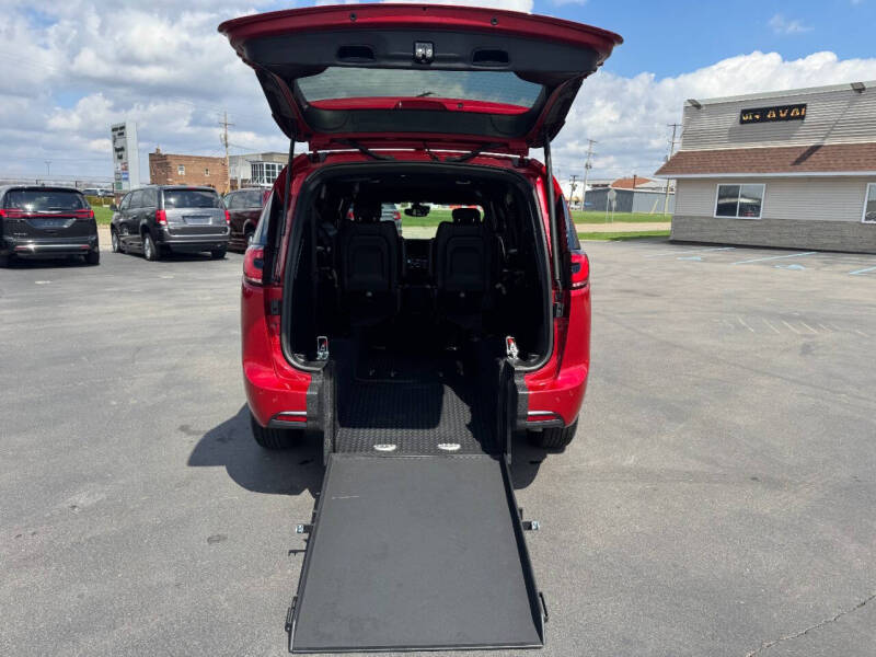 2025 Chrysler Pacifica Select