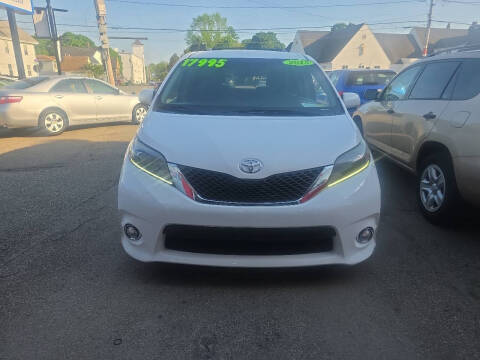 2015 Toyota Sienna SE 8-Passenger